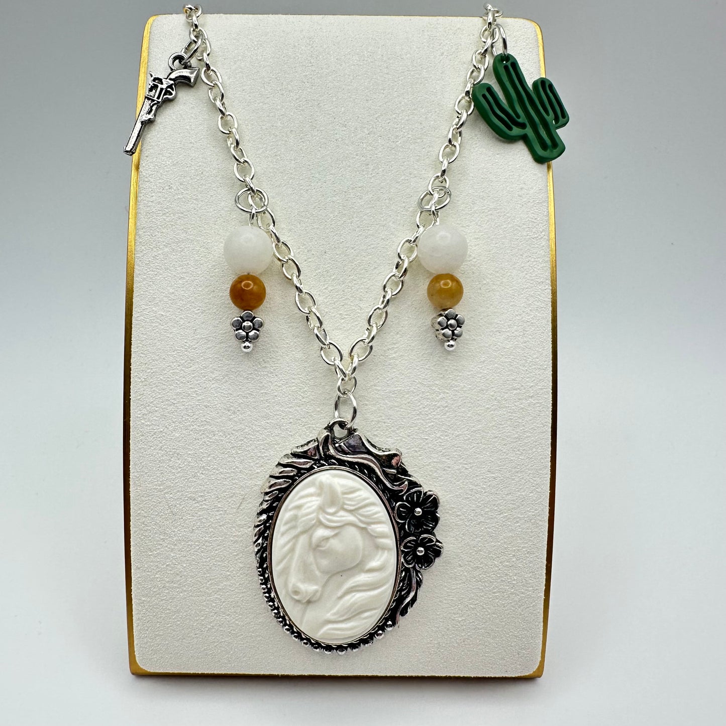 🐎 Desert Rosette Cameo Necklace
